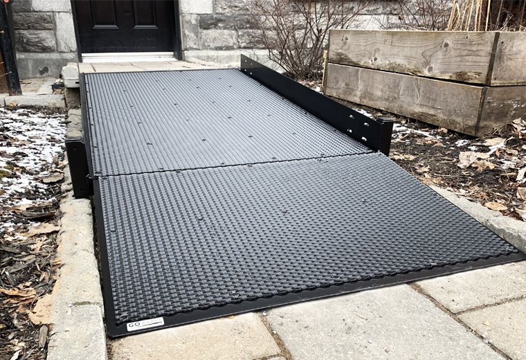 Rampe passe-seuil installée à l'entrée d'un domicile