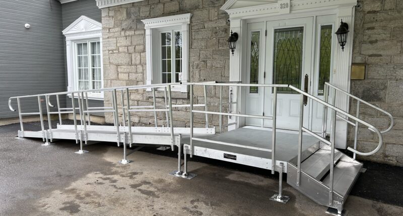 Rampe modulaire commerciale installée sur bâtiment en pierre