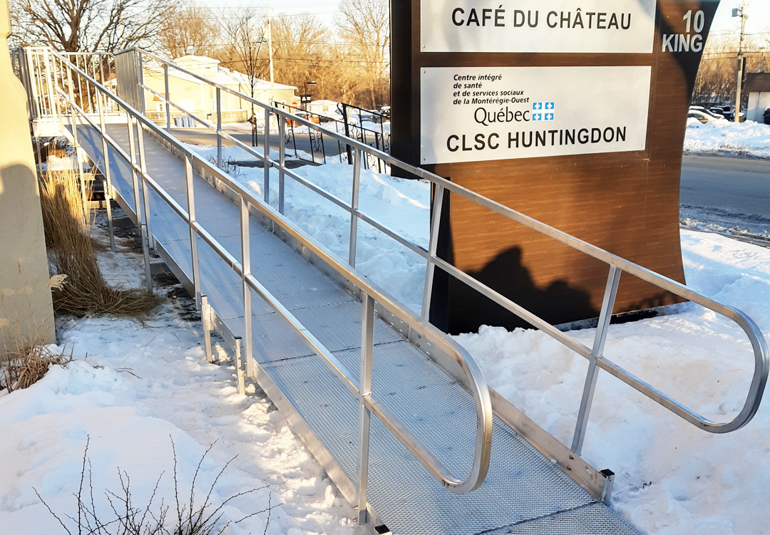Rampe d'accès au CLSC Huntingdon en hiver