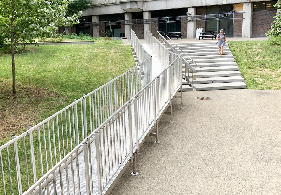 Rampe d'accès institutionnelle longue avec garde-corps