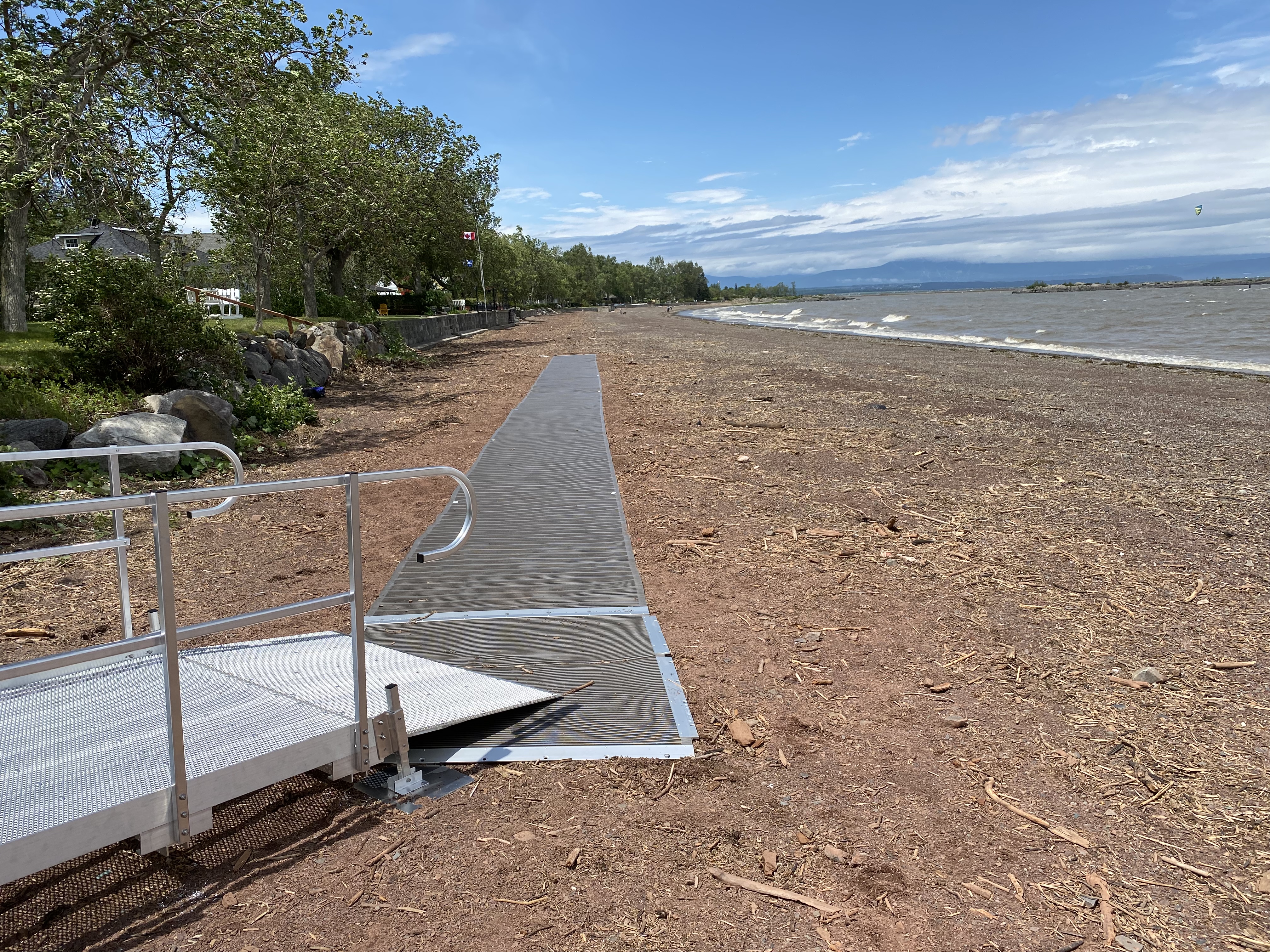 Tapis d'accès AccessMat installé sur une plage au Québec